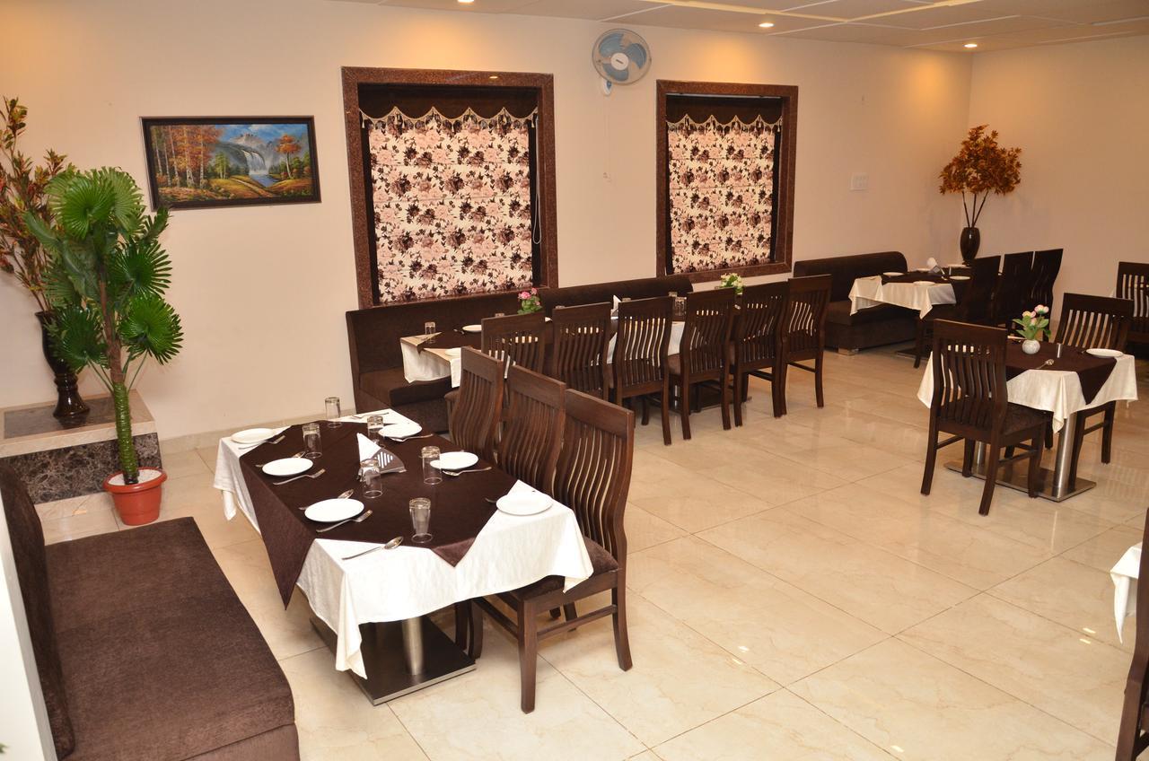 Regal Hotel And Restaurant Mathura Extérieur photo