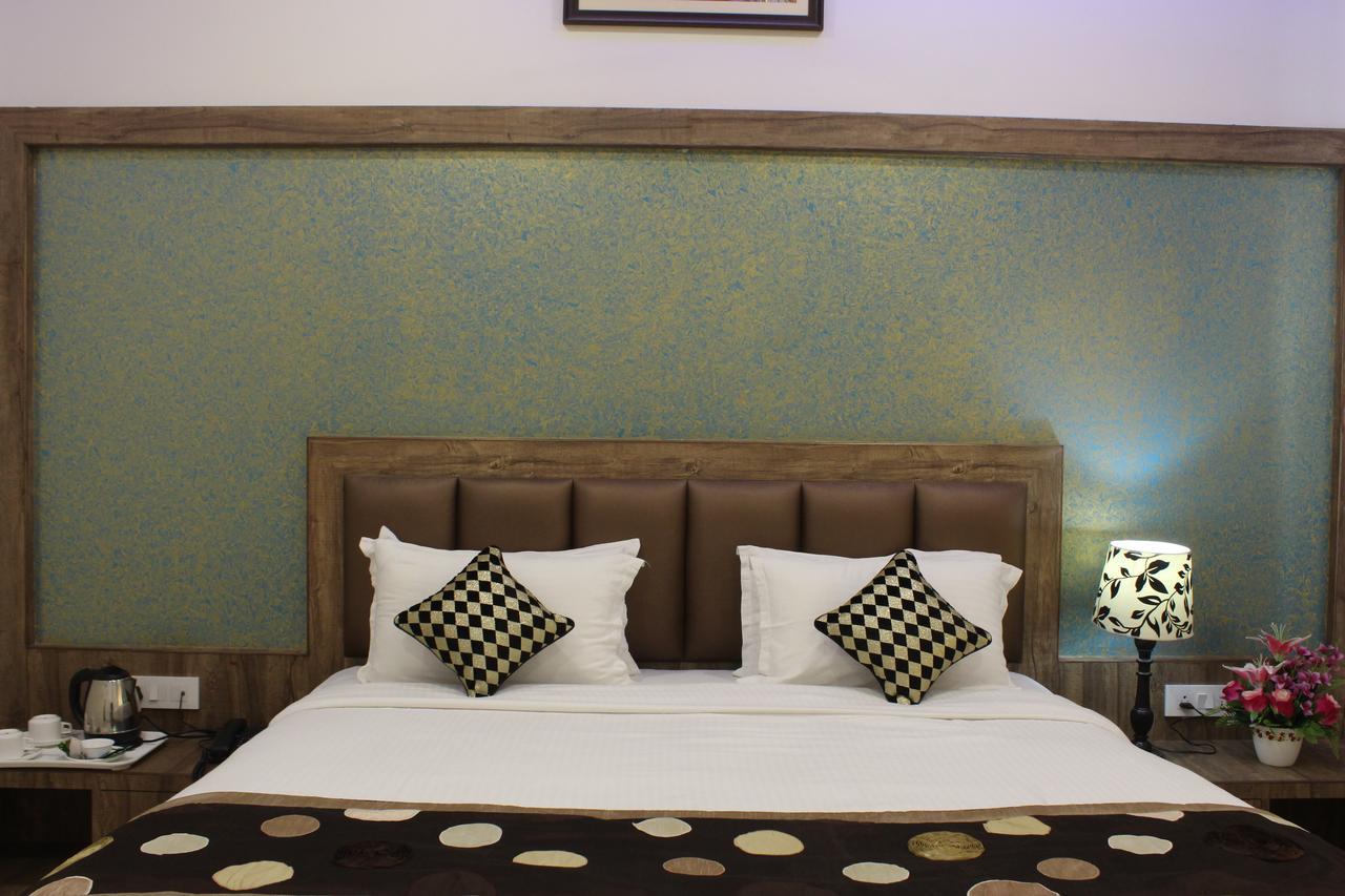 Regal Hotel And Restaurant Mathura Extérieur photo