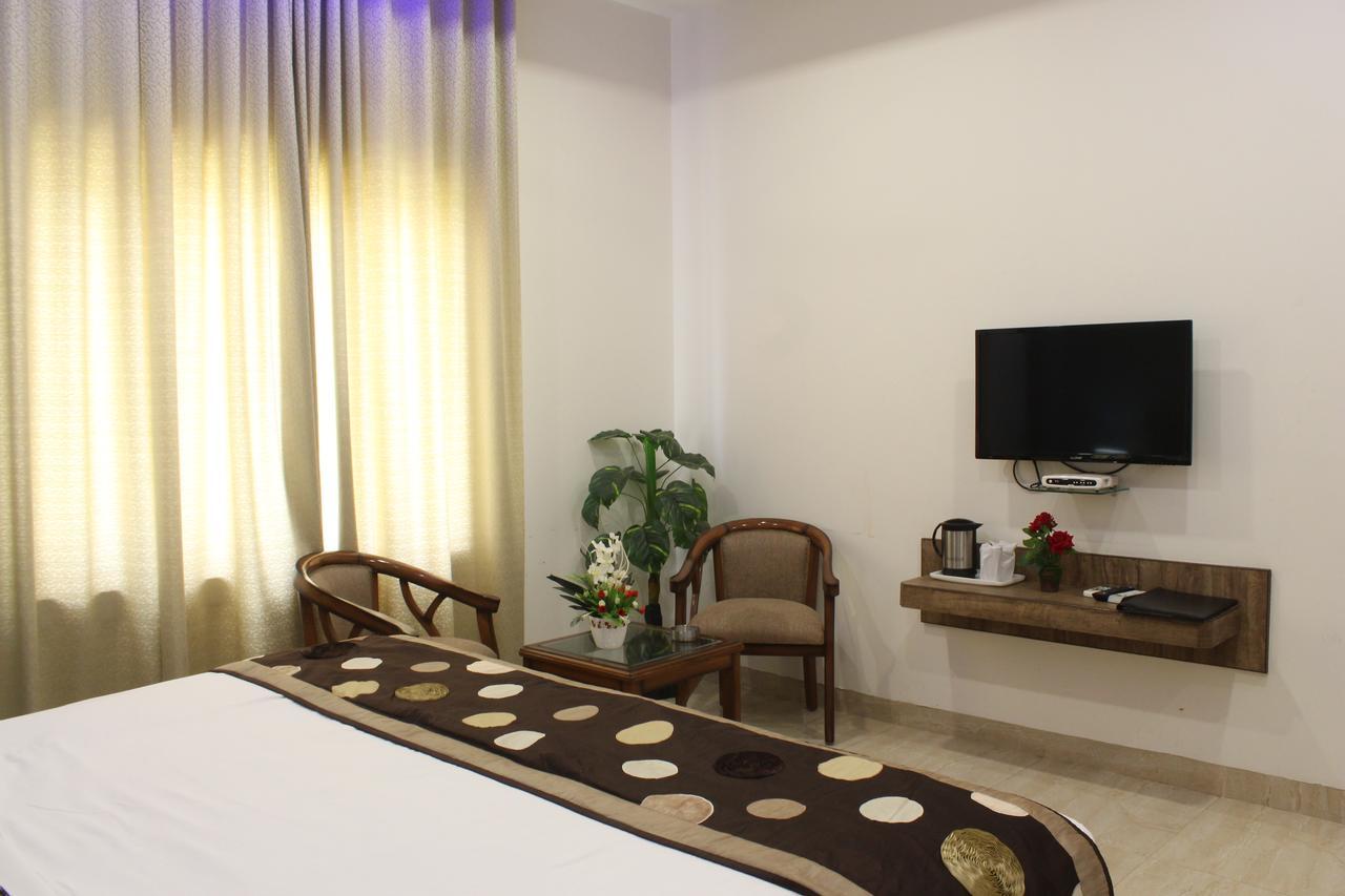Regal Hotel And Restaurant Mathura Extérieur photo