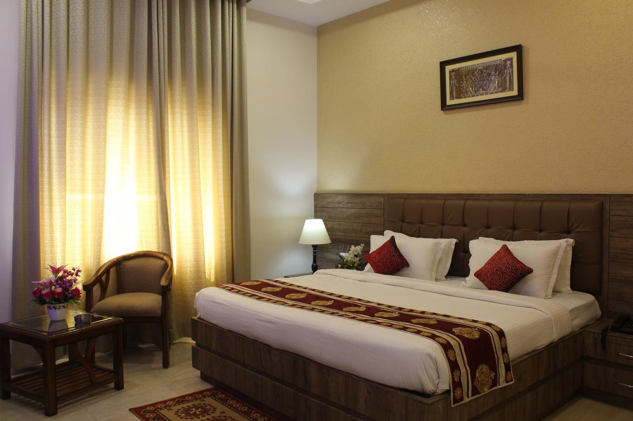 Regal Hotel And Restaurant Mathura Extérieur photo
